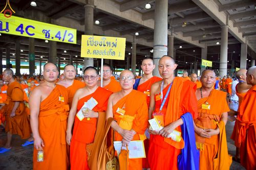 ภาพ No.219336:บรรยากาศการเดินทางเข้าวัดพระธรรมกาย , การต้อนรับปฏิสันถาร , การฉันภัตตาหารเช้า , การลงทะเบียนพระสังฆาธิการ  เนื่องในวันคุ้มครองโลก พิธีถวายมหาสังฆทานคณะสงฆ์ 40,000 กว่าวัดทั่วประเทศ ณ วัดพระธรรมกาย