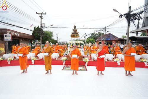 ภาพ No.146303:ตักบาตรพระ 1,384 รูป ทำบุญเมืองฝางครบรอบ 1,383 ปี ถวายเป็นพระราชกุศลแด่พระบาทสมเด็จพระเจ้าอยู่หัว เนื่องในโอกาสพระราชพิธีมหามงคล เฉลิมพระชนมพรรษา 6 รอบ 72 พรรษา วันเสาร์ที่ 27 กรกฎาคม พ.ศ.2567  ณ ถนนหน้าที่ว่าการอำเภอฝาง จ.เชียงใหม่