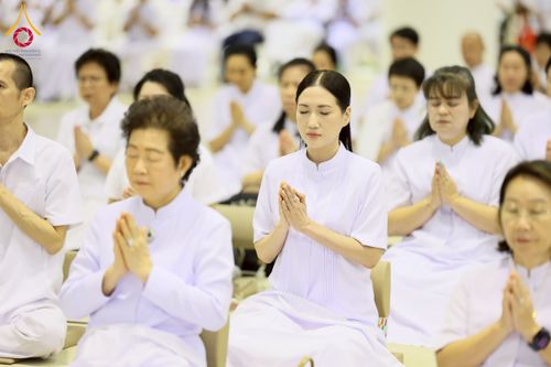 ภาพ No.232080:วันอาทิตย์ที่ 6 กรกฏาคม พ.ศ. 2568 พิธีตักบาตร ข้าวสารอาหารแห้ง  พิธีบูชาข้าวพระ สัมมนาพิเศษราชเหล็ก ณ สภาธรรมกายสากล วัดพระธรรมกาย