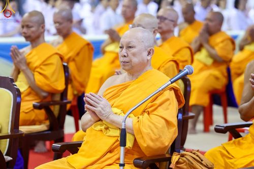 ภาพ No.177637:พิธีตักบาตรและพิธีบูชาข้าวพระ ในวันอาทิตย์ต้นเดือนที่ 1 ธันวาคม พ.ศ. 2567 ณ สภาธรรมกายสากล วัดพระธรรมกาย