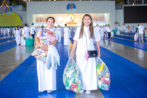 ภาพ No.136625:พิธีตักบาตร พิธีบูชาข้าวพระ ในวันอาทิตย์ต้นเดือนที่ 5 พฤษภาคม พ.ศ. 2567 ณ วัดพระธรรมกาย จ.ปทุมธานี