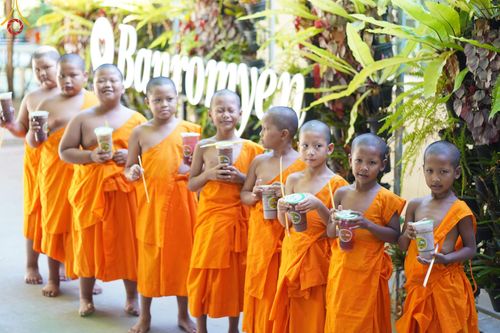 ภาพ No.61131:สามเณรออกบิณฑบาต และกิจกรรมอบรมสามเณร ในโครงการบรรพชาสามเณรฟื้นฟู พระพุทธศาสนาทั่วไทย ณ ศูนย์อบรมที่พักสงฆ์บ้านร่มเย็น จ.นราธิวาส วันที่ 2-15 เมษายน พ.ศ. 2567