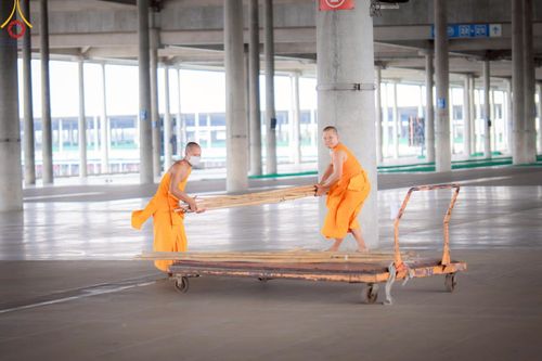 ภาพ No.218327:วันที่ 12-18 เมษายน พ.ศ. 2568 พระภิกษุและเจ้าหน้าที่อาสาสมัคร เตรียมพื้นที่ต้อนรับพักค้างพระสังฆาธิการ เนื่องในงานวันคุ้มครองโลก 22 เมษายน พ.ศ. 2568