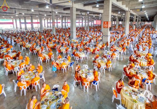 ภาพ No.219465:วันอังคารที่ 22 เมษายน พ.ศ. 2568 พิธีมอบปัจจัยช่วยเหลือครู 4 จังหวัดชายแดนภาคใต้ , พิธีกล่าวคำถวายอุปกรณ์ เพื่อเตรียมการต้อนรับคณะสงฆ์ฯ , พิธีกล่าวคำถวายภัตตาหารเป็นสังฆทาน , คณะสงฆ์ฉันภัตตาหารเพล  เนื่องในวันคุ้มครองโลก พิธีถวายมหาสังฆทานแด่คณะสงฆ์