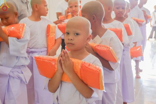 ภาพ No.216248:วันเสาร์ที่ 5 เมษายน พ.ศ. 2568 พิธีตัดปอยผม พิธีขอขมาผู้ปกครอง พิธีขอขมามอบผ้าไตร พิธีบรรพชา พิธีถวายบาตรสามเณร ณ ศูนย์ปฏิบัติธรรมและศูนย์อบรมเยาวชนเพชรบุรี ต.ท่าแลง อ.ท่ายาง จ.เพชรบุรี