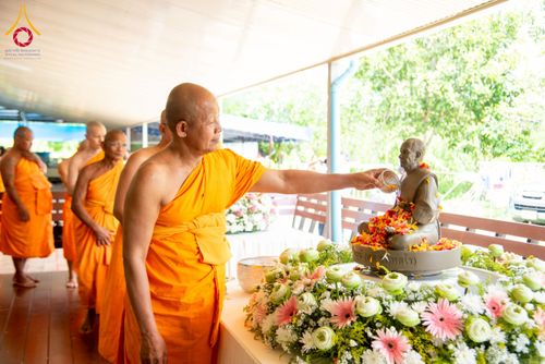 ภาพ No.218112:วันอาทิตย์ที่ 13 เมษายน พ.ศ. 2568 พิธีตักบาตรฉลองสามเณรใหม่ 75 รูป เนื่องในวันสงกรานต์ (โครงการบรรพชาสามเณรฟื้นฟูพระพุทธศาสนาทั่วไทย ประจำปีพุทธศักราช 2568) ณ ศูนย์ปฏิบัติธรรมระยอง(บ้านช่องลม) ตำบลบางบุตร อำเภอบ้านค่าย จังหวัดระยอง