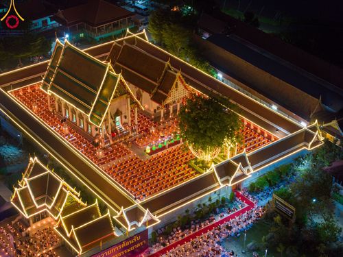 ภาพ No.112074:พิธีจุดประทีปถวายเป็นพุทธบูชา และบูชาธรรมมหาปูชนียาจารย์ พระมงคลเทพมุนี(สด จนฺทสโร) ในโครงการธรรมยาตรา กตัญญูบูชา มหาปูชนียาจารย์ พระมงคลเทพมุนี(สด จนฺทสโร) พระผู้ปราบมาร อนุสรณ์สถาน 7 แห่ง ปีที่ 12 วันที่ 14 มกราคม พ.ศ. 2567 ณ วัดสองพี่น้อง อ.สองพี่น้อง