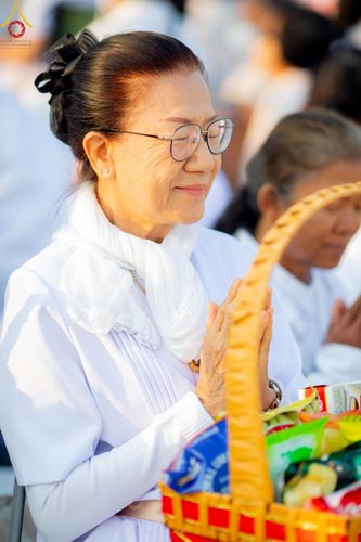 ภาพ No.201088:พิธีตักบาตรพระธรรมยาตรา ณ อนุสรณ์สถานลำดับที่ 5 สถานที่เผยแผ่วิชชาธรรมกายครั้งแรก อนุสรณ์สถานบางปลา วัดบางปลา อำเภอบางเลน จังหวัดนครปฐม ในโครงการธรรมยาตรา กตัญญูบูชา มหาปูชนียาจารย์ พระมงคลเทพมุนี(สด จนฺทสโร) พระผู้ปราบมาร อนุสรณ์สถาน 7 แห่ง ปีที่ 13