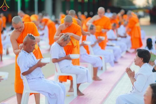 ภาพ No.180057:พิธีปลงผมนาคธรรมทายาท ในโครงการอุปสมบทหมู่ บูชาธรรมมหาปูชนียาจารย์ (ศูนย์อบรมวัดพระธรรมกาย) วันที่ 1 ธันวาคม พ.ศ. 2567 ณ ลานธรรมหารัตนวิหารคด วัดพระธรรมกาย จ.ปทุมธานี