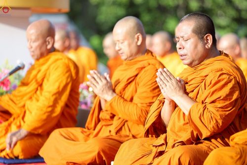 ภาพ No.235213:วันอาทิตย์ที่ 27 กรกฎาคม พ.ศ. 2568 พิธีตักบาตรพระ1,000 รูป ทำบุญเมืองพัทลุง ประธานสงฆ์ พระปริยัติวชิโรดม  เจ้าคณะจังหวัดพัทลุง ประธานฆราวาส นายรัฐศาสตร์ ชิดชู  ผู้ว่าราชการจังหวัดพัทลุง