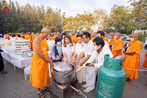 ภาพ No.194964:พิธีถวายภัตตาหารเป็นสังฆทาน แด่พระธรรมยาตรา ณ อนุสรณ์สถานมหาวิหารพระมงคลเทพมุนี (โลตัสแลนด์) อ.สองพี่น้อง จ.สุพรรณบุรี ในโครงการธรรมยาตรา กตัญญูบูชา มหาปูชนียาจารย์ พระมงคลเทพมุนี(สด จนฺทสโร) พระผู้ปราบมาร แห่ง ปีที่ 13 วันที่ 14 มกราคม พ.ศ.2568