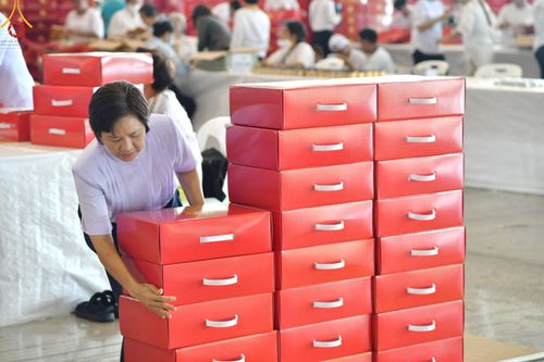 ภาพ No.212086:วันจันทร์ที่ 17 มีนาคม พ.ศ. 2568 บุญบรรจุกล่องไทยธรรม เพื่อถวายแด่พระสังฆาธิการ 40,000 กว่าวัดทั่วไทย ในวันคุ้มครองโลก 22 เมษายน พ.ศ. 2568 ณ บ้านแก้วเรือนทองคุณยายฯ วัดพระธรรมกาย