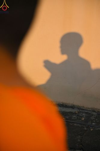 ภาพ No.197700:พิธีตักบาตรพระธรรมยาตรา ณ อนุสรณ์สถานลำดับที่ 4 สถานที่เกิดด้วยกายธรรม วัดโบสถ์(บน) ต.บางคูเวียง จ.นนทบุรี ในโครงการธรรมยาตรา กตัญญูบูชา มหาปูชนียาจารย์ พระมงคลเทพมุนี(สด จนฺทสโร) พระผู้ปราบมาร อนุสรณ์สถาน 7 แห่ง ปีที่ 13 วันที่ 19 มกราคม พ.ศ. 2568