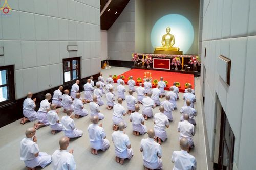 ภาพ No.228920:วันเสาร์ที่ 14 มิถุนายน พ.ศ. 2568 พิธีเวียนประทักษิณ , พิธีขอขมารับผ้าไตร ในโครงการบรรพชาอุปสมบทหมู่ ผู้บริหารรุ่นที่ 15 และ อุดมศึกษา รุ่นที่ 52 ณ โบสถ์พระไตรปิฎก วัดพระธรรมกาย