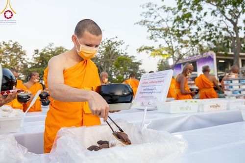 ภาพ No.106749:พิธีถวายภัตตาหารเป็นสังฆทาน แด่คณะพระธรรมยาตราฯ ในโครงการธรรมยาตรากตัญญูบูชา มหาปูชนียาจารย์ พระมงคลเทพมุนี(สด จนฺทสโร) พระผู้ปราบมาร อนุสรณ์สถาน 7 แห่ง ปีที่ 12 วันที่ 6 มกราคม พ.ศ. 2567 ณ อนุสรณ์สถานโลตัสแลนด์ จ.สุพรรณบุรี