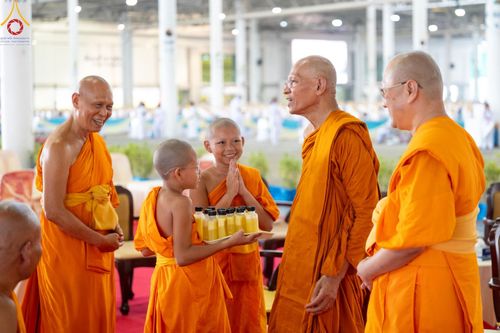 ภาพ No.60378:การต้อนรับพระสังฆาธิการ 10,000 กว่าวัดทั่วประเทศ พิธีมอบปัจจัยช่วยเหลือครู 4 จังหวัดชายแดนภาคใต้ พิธีปฏิบัติธรรม ในวันคุ้มครองโลก วันจันทร์ที่ 22 เมษายน พ.ศ.2567 ณ วัดพระธรรมกาย จ.ปทุมธานี