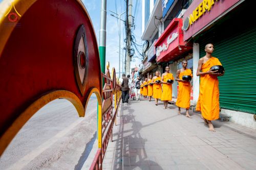 ภาพ No.213170:วันที่ 17 - 18 มีนาคม พ.ศ. 2568 คณะสงฆ์และสามเณรเดินบิณฑบาต รอบเมืองในพื้นที่ วัดสยมภูวนาถและราชวังปาตัน ณ เมืองกาฐมาณฑุ ประเทศเนปาล