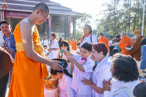 ภาพ No.103902:พิธีตักบาตรพระ 1,000 รูป ครั้งที่ 7 ถวายเป็นพุทธบูชา เพื่อช่วยเหลือคณะสงฆ์ 323 วัด 4 จังหวัดชายแดนภาคใต้ และถวายแด่คณะสงฆ์จังหวัดพิษณุโลก ณ ลานธรรมธุดงคสถานพิษณุโลก อ.วังทอง จ.พิษณุโลก วันที่ 24 ธันวาคม พ.ศ. 2566