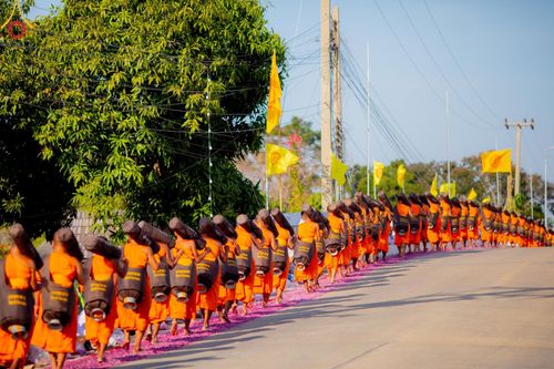 ภาพ No.193319:พิธีต้อนรับพระธรรมยาตรา ณ อนุสรณ์สถาน สถานที่เกิดในเพศสมณะ วัดสองพี่น้อง อำเภอสองพี่น้อง จังหวัดสุพรรณบุรี ในโครงการธรรมยาตรา กตัญญูบูชา มหาปูชนียาจารย์ พระมงคลเทพมุนี(สด จนฺทสโร) พระผู้ปราบมาร อนุสรณ์สถาน 7 แห่ง ปีที่ 13 วันที่ 11 มกราคม พ.ศ. 2568
