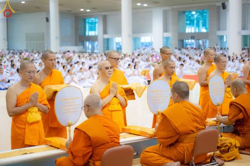 ภาพ No.146151:วันมหารำลึก ครั้งที่ 34 พิธีร่วมรำลึกถึงนักสร้างบารมีที่ล่วงลับไปแล้ว , พิธีสวดพระพุทธมนต์ ณ ห้องแก้วสารพัดนึก 1 วัดพระธรรมกาย วันเสาร์ที่ 27 กรกฎาคม พ.ศ. 2567