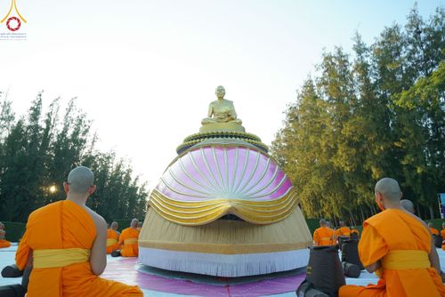 ภาพ No.104453:พระธรรมยาตราร่วมปฏิบัติธรรม และถ่ายภาพหมู่ประวัติศาสตร์ หน้ามหาวิหารพระมงคลเทพมุนี วันที่ 27 ธันวาคม พ.ศ. 2566