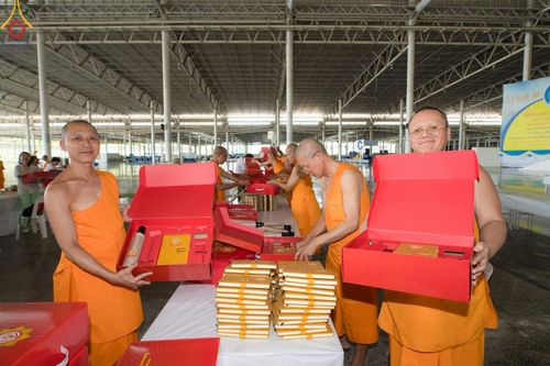 ภาพ No.212318:วันพุธที่ 19 มีนาคม พ.ศ. 2568 การบรรจุไทยธรรมลงกล่องสำเร็จ 43,500 กล่อง เพื่อถวายแด่พระสังฆาธิการ 40,000 กว่าวัดทั่วไทย ในวันคุ้มครองโลก 22 เมษายน พ.ศ. 2568 ณ บ้านแก้วเรือนทองคุณยายฯ วัดพระธรรมกาย