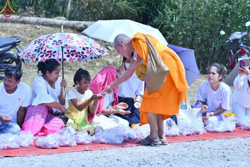 ภาพ No.130065:V.34 เพื่อธรรมเพื่อบางกล่ำ การรับบุญของเจ้าหน้าที่หน่วยงานต่างๆ  เพื่องานธรรมยาตราอัญเชิญพระบรมสารีริกธาตุ ประดิษฐาน ณ มหารัตนเจดีย์สิริปทุมสวรรค์ (เจดีย์อริยพุทธะ 5 พระองค์) ณ ศูนย์ปฏิบัติธรรมภาคใต้ อ.บางกล่ำ จ.สงขลา ระหว่างวันที่ 9-10 มีนาคม พ.ศ. 2567