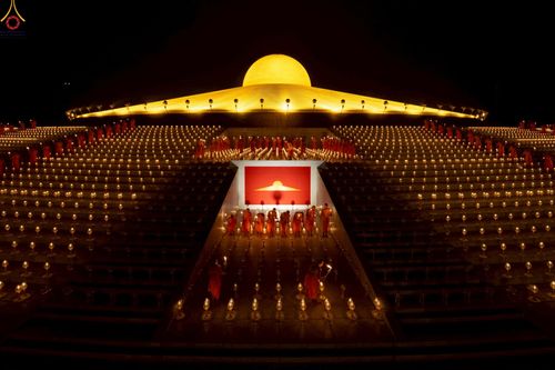 ภาพ No.253695:วันที่ 10 ตุลาคม พ.ศ. 2568 พิธีจุดประทีปบูชาพระผู้ปราบมาร, พิธีจุดประทีปบนพระมหาธรรมกายเจดีย์  20,000 ดวง เนื่องในวันคล้ายวันเกิดครบรอบ 141 ปี พระมงคลเทพมุนี (สด จนฺทสโร)