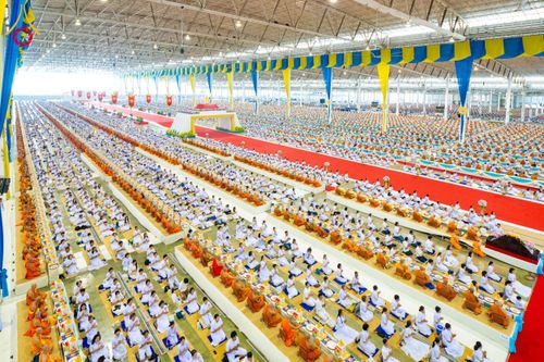 ภาพ No.60006:พิธีเจริญพระพุทธมนต์ "ฉลองอายุวัฒนมงคล 80 ปี หลวงพ่อธัมมชโย" พิธีถวายไทยธรรม คณะสงฆ์ 10,000 กว่าวัดทั่วประเทศ ในวันคุ้มครองโลก วันจันทร์ที่ 22 เมษายน พ.ศ. 2567 ณ สภาธรรมกายสากล วัดพระธรรมกาย จ.ปทุมธานี