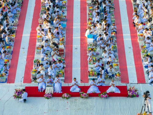 ภาพ No.112762:พิธีตักบาตรพระธรรมยาตราฯ ณ วัดสองพี่น้อง จ.สุพรรณบุรี วันที่ 15 มกราคม พ.ศ. 2567