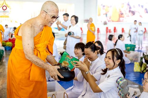 ภาพ No.222036:วันที่ 4 พฤษภาคม พ.ศ. 2568 พิธีตักบาตร เนื่องในวันอาทิตย์ต้นเดือน ณ บ้านแก้วเรือนทองคุณยายฯ วัดพระธรรมกาย