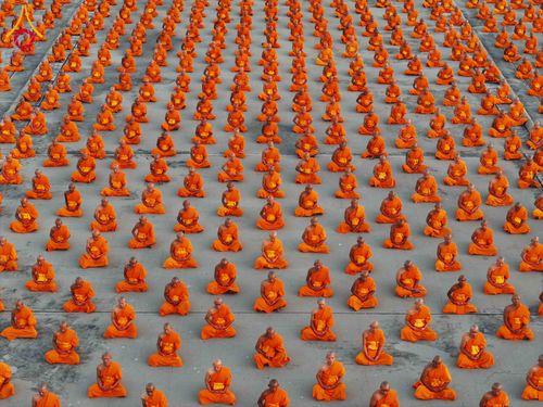 ภาพ No.285206:วันจันทร์ที่ 15 ธันวาคม พ.ศ.2568  บันทึกภาพหมู่ประวัติศาสตร์ โครงการบรรพชาอุปสมบทหมู่  รุ่นบูชาธรรมมหาปูชนียาจารย์ ประจำปี 2568 ณ ลานธรรมมหาธรรมกายเจดีย์ วัดพระธรรมกาย