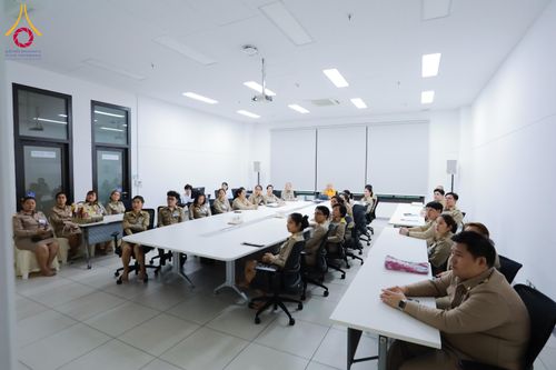 ภาพ No.311576:วันจันทร์ที่ 23 กุมภาพันธ์ พ.ศ. 2569 เปิดโลกทัศน์ผู้บริหารสถานศึกษายุคใหม่ เรียนรู้ต้นแบบการพัฒนาคนผ่านพลัง “บวร–V-Star” ผู้เข้ารับการพัฒนาตามโครงการ สพฐ. ศึกษาดูงานวัดพระธรรมกาย เสริมภาวะผู้นำคุณธรรมสู่การบริหารโรงเรียนอย่างยั่งยืน ณ อาคาร 100 ปี คุณยาย