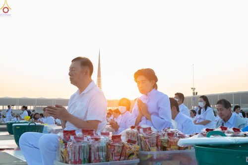 ภาพ No.279792:วันที่ 1 มกราคม พ.ศ.2569 พิธีตักบาตรในวันขึ้นปีใหม่ ณ ลานธรรม วัดพระธรรมกาย