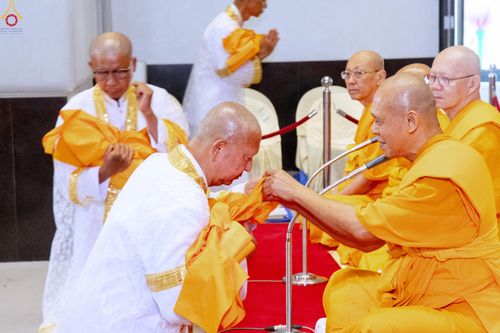 ภาพ No.330759:วันวิสาขบูชา อาทิตย์ที่ 31 พฤษภาคม พ.ศ.2569 พิธีบรรพชาสามเณรอุบาสก 11 ท่าน , พิธีถวายบาตรผ้าไตร และจตุปัจจัยไทยธรรม แด่สามเณร , พิธีอุปสมบทอุทิศชีวิต , พิธีกล่าวคำกัปปิยภัณฑ์  ณ อุโบสถพระไตรปิฎก วัดพระธรรมกาย จังหวัดปทุมธานี