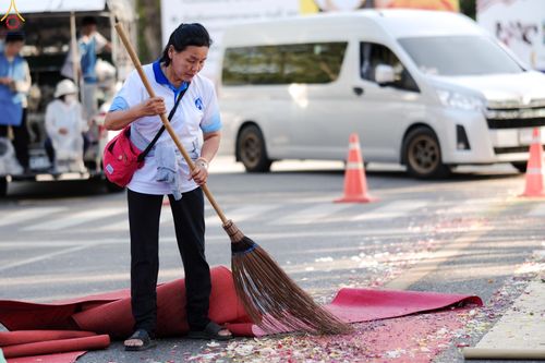 ภาพ No.296038:ภาพเบื้องหลังอาสาสมัครรวมใจ ชุดที่ 1 ในโครงการธรรมยาตรา กตัญญูบูชา มหาปูชนียาจารย์ พระมงคลเทพมุนี(สด จนฺทสโร) พระผู้ปราบมาร อนุสรณ์สถาน 7 แห่ง ปีที่ 14
