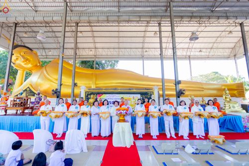 ภาพ No.293292:วันที่ 12 มกราคม พ.ศ. 2569 พิธีทอดผ้าป่าทำนุบำรุงศาสนสถาน ณ วัดพรสวรรค์ อ.สองพี่น้อง จ.สุพรรณบุรี ในโครงการธรรมยาตรา กตัญญูบูชา มหาปูชนียาจารย์ พระมงคลเทพมุนี(สด จนฺทสโร) พระผู้ปราบมาร อนุสรณ์สถาน 7 แห่ง ปีที่ 14