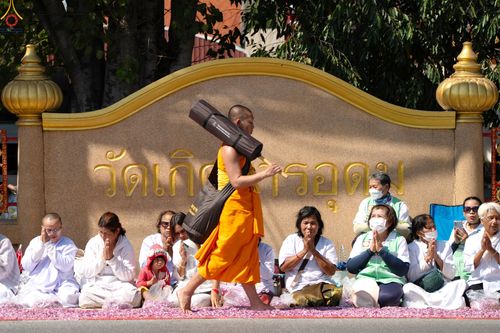 ภาพ No.304229:วันที่ 25 มกราคม พ.ศ. 2569 พิธีต้อนรับพระธรรมยาตรา  รร.สามัคคีราษฏร์บำรุง-วัดพระธรรมกาย ในโครงการธรรมยาตรา กตัญญูบูชา มหาปูชนียาจารย์ พระมงคลเทพมุนี(สด จนฺทสโร) พระผู้ปราบมาร อนุสรณ์สถาน 7 แห่ง ปีที่ 14