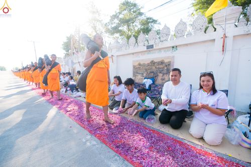ภาพ No.292904:วันที่ 11 มกราคม พ.ศ. 2569 พิธีต้อนรับพระธรรมยาตรา ณ อนุสรณ์สถานลำดับที่ 3 สถานที่เกิดในเพศสมณะ วัดสองพี่น้อง อำเภอสองพี่น้อง จังหวัดสุพรรณบุรี ในโครงการธรรมยาตรา กตัญญูบูชา มหาปูชนียาจารย์ พระมงคลเทพมุนี(สด จนฺทสโร) พระผู้ปราบมาร อนุสรณ์สถาน 7 แห่ง ปีที