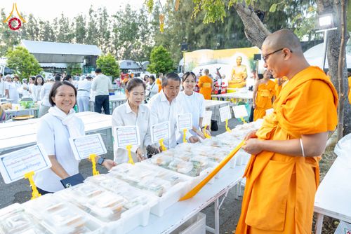 ภาพ No.288280:วันที่ 5 มกราคม พ.ศ. 2569 พิธีถวายภัตตาหารเป็นสังฆทาน แด่พระธรรมยาตรา ในโครงการธรรมยาตรา กตัญญูบูชา มหาปูชนียาจารย์ พระมงคลเทพมุนี(สด จนฺทสโร) พระผู้ปราบมาร อนุสรณ์สถาน 7 แห่ง ปีที่ 14 ณ อนุสรณ์สถานมหาวิหารพระมงคลเทพมุนี (โลตัสแลนด์) อ.สองพี่น้อง จ.สุพรร