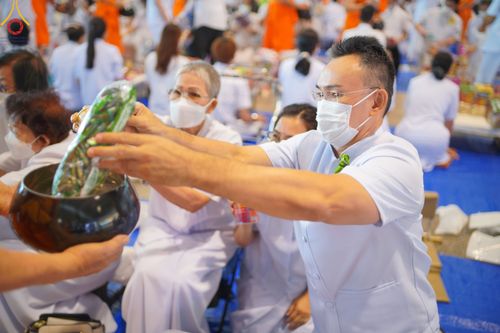 ภาพ No.78855:พิธีตักบาตร ข้าวสารอาหารแห้ง พิธีบูชาข้าวพระ ในวันอาทิตย์ต้นเดือนที่ 2 เมษายน พ.ศ. 2566