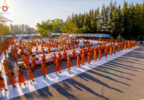 ภาพ No.106082:พิธีถวายภัตตาหารเป็นสังฆทาน แด่คณะพระธรรมยาตราฯ ในโครงการธรรมยาตรากตัญญูบูชา มหาปูชนียาจารย์ พระมงคลเทพมุนี(สด จนฺทสโร) พระผู้ปราบมาร อนุสรณ์สถาน 7 แห่ง ปีที่ 12 วันที่ 3 มกราคม พ.ศ. 2567 ณ อนุสรณ์สถานโลตัสแลนด์ จ.สุพรรณบุรี