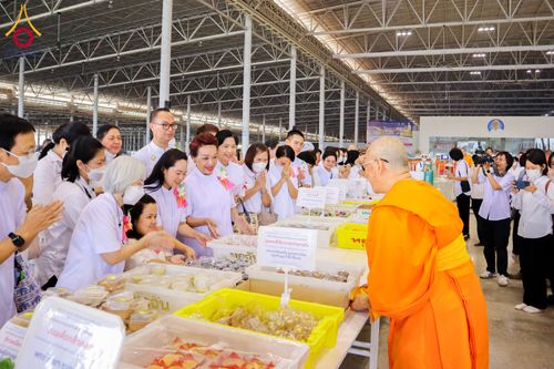 ภาพ No.121235:พิธีถวายภัตตาหารเป็นสังฆทาน แด่คณะพระธรรมยาตราฯ ในโครงการธรรมยาตรากตัญญูบูชา มหาปูชนียาจารย์ พระมงคลเทพมุนี(สด จนฺทสโร) พระผู้ปราบมาร อนุสรณ์สถาน 7 แห่ง ปีที่ 12 วันที่ 30 มกราคม พ.ศ. 2567 ณ สภาธรรมกายสากล วัดพระธรรมกาย