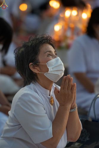 ภาพ No.73442:พิธีจุดประทีปถวายเป็นพุทธบูชา และบูชาธรรมมหาปูชนียาจารย์ ในโครงการธรรมยาตรากตัญญูบูชา มหาปูชนียาจารย์ พระมงคลเทพมุนี(สด จนฺทสโร) พระผู้ปราบมาร ปีที่ 11 ณ อนุสรณ์สถานลำดับที่ 4 สถานที่เกิดด้วยกายธรรม วัดโบสถ์ (บน) บางคูเวียง อ.บางกรวย จ.นนทบุรี วันที่ 21 