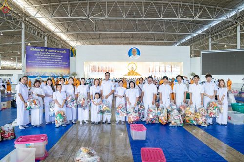 ภาพ No.327968:วันที่ 3 พฤษภาคม พ.ศ.2569 พิธีตักบาตร ข้าวสารอาหารแห้ง ณ บ้านแก้วเรือนทองคุณยายอาจารย์ฯ วัดพระธรรมกาย