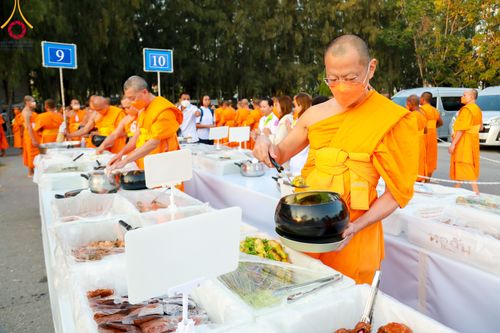 ภาพ No.106366:พิธีถวายภัตตาหารเป็นสังฆทาน แด่คณะพระธรรมยาตราฯ ในโครงการธรรมยาตรากตัญญูบูชา มหาปูชนียาจารย์ พระมงคลเทพมุนี(สด จนฺทสโร) พระผู้ปราบมาร อนุสรณ์สถาน 7 แห่ง ปีที่ 12 วันที่ 5 มกราคม พ.ศ. 2567 ณ อนุสรณ์สถานโลตัสแลนด์ จ.สุพรรณบุรี
