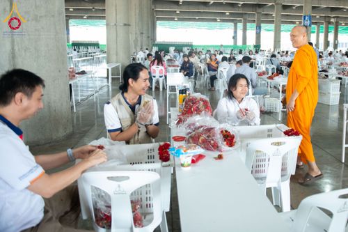 ภาพ No.279486:วันที่ 19-26 ธันวาคม พ.ศ. 2568 และ วันที่ 1 มกราคม พ.ศ.2569 รับบุญปลิดกลีบดอกไม้ เพื่อโปรยต้อนรับพระธรรมยาตรา