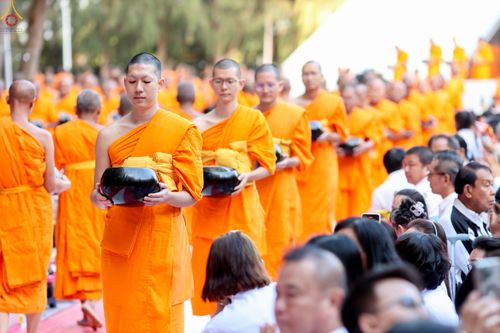 ภาพ No.289351:วันที่ 7 มกราคม พ.ศ. 2569 พิธีตักบาตรพระธรรมยาตรา ณ อนุสรณ์สถานลำดับที่ 1 สถานที่เกิดด้วยรูปกายเนื้อ อนุสรณ์สถานมหาวิหารพระมงคลเทพมุนี (โลตัสแลนด์) อ.สองพี่น้อง จ.สุพรรณบุรี ในโครงการธรรมยาตรา กตัญญูบูชา มหาปูชนียาจารย์ พระมงคลเทพมุนี(สด จนฺทสโร) พระผู้ป