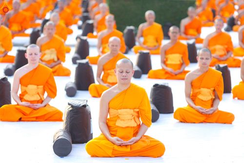 ภาพ No.281591:วันที่ 24 ธันวาคม พ.ศ.2568 พระธรรมยาตรา ปฏิบัติธรรม และถ่ายภาพหมู่ประวัติศาสตร์ ณ ลานหน้ามหาวิหารพระมงคลเทพมุนีฯ วัดพระธรรมกาย