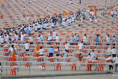 ภาพ No.322618:วันที่ 17 เมษายน พ.ศ.2569 การเรียงกล่องไทยธรรม เรียงน้ำดื่ม เรียงร่ม ณ ลานธรรมพระมหาธรรมกายเจดีย์ เพื่องานถวายมหาสังฆทาน 40,000 กว่าวัดทั่วประเทศ วันคุ้มครองโลก 22 เมษายน พ.ศ.2569 วัดพระธรรมกาย